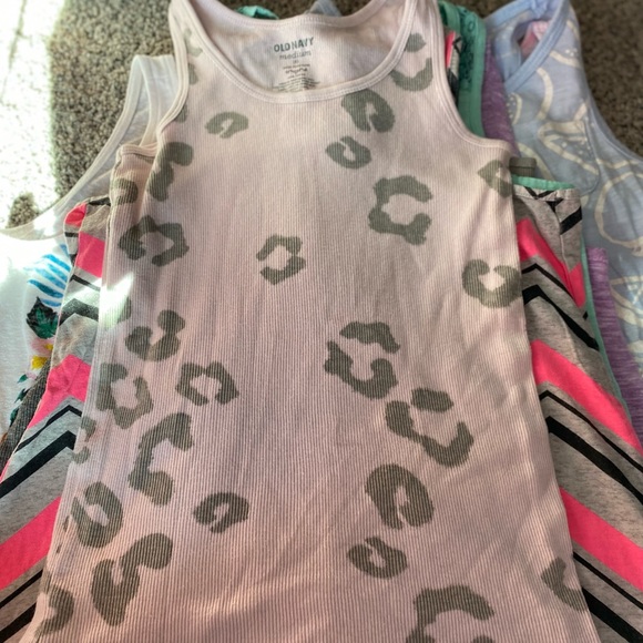 Bundle of 9 size medium (7/8) tanks. Various brands. - Picture 9 of 14